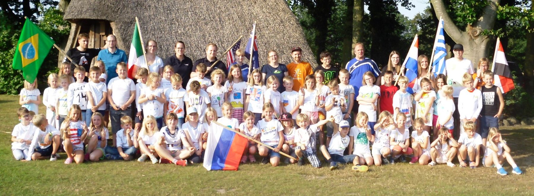 Zeltlager der DLRG Vechta mit Betreuern und Kindern.